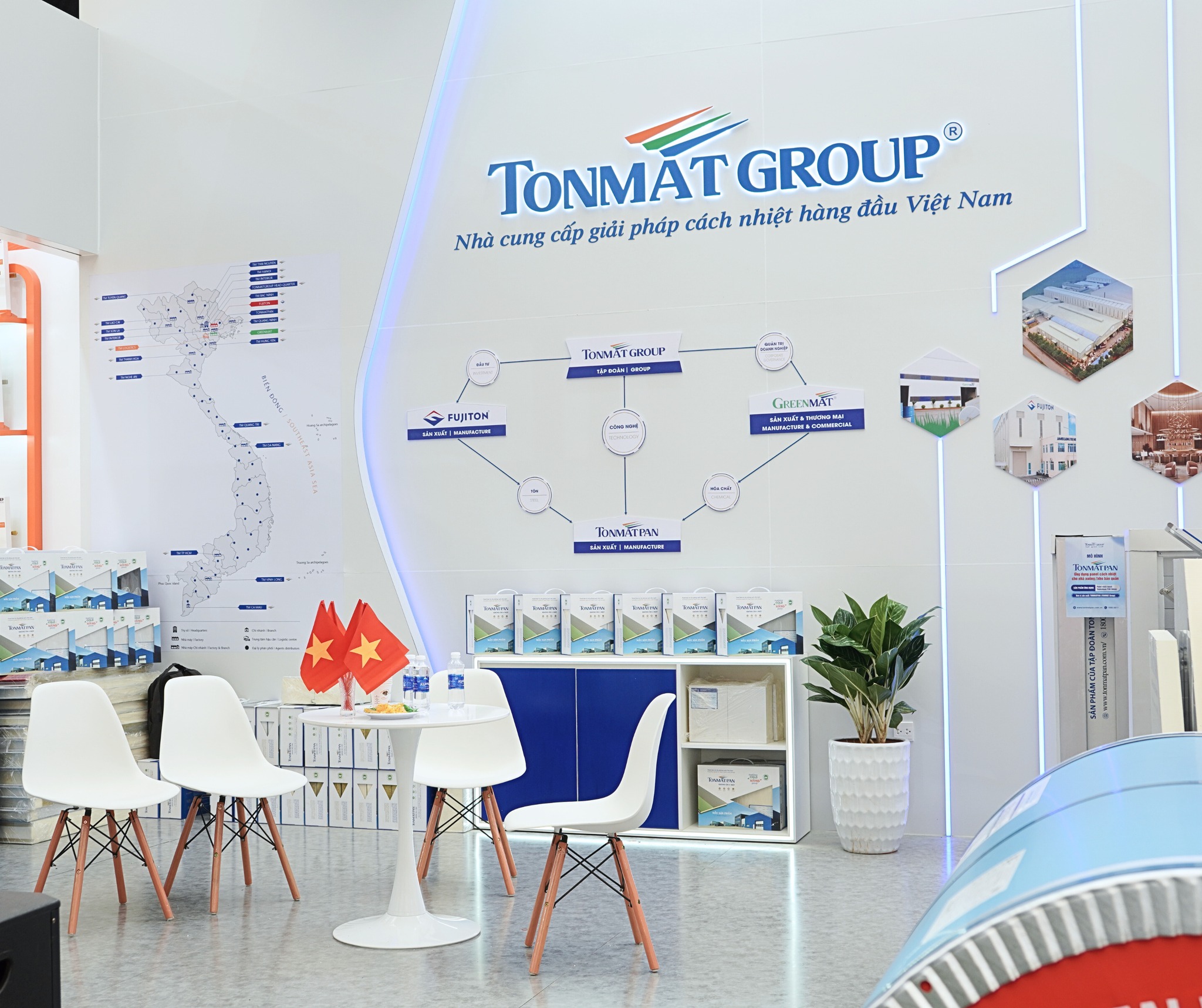(Ảnh 1) -  TONMAT Group là một trong 300 doanh nghiệp cả nước và là một trong 100 doanh nghiệp tư nhân tiêu biểu tham gia triển lãm.